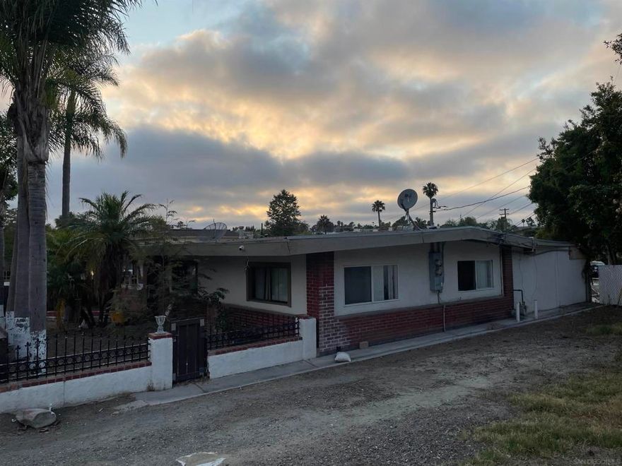 Additional photos coming soon. Spacious duplex in the heart of Vista. Easy access to the 78 freeway, public transit and shopping. Also offered in conjunction with neighboring units.