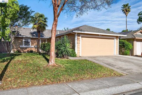 Photo of 2032 Newport Dr, Pittsburg, CA 94565 (MLS # 41128518)