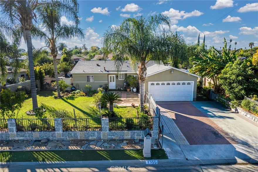 Single-family home in Riverside with great potential. Ready for a new owner to add personal touches, this property offers the perfect opportunity to create your dream home in the desirable city of Riverside.