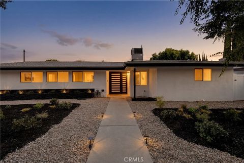 Photo of 20540 Oxnard Street, Woodland Hills, CA 91367 (MLS # SR26114813)