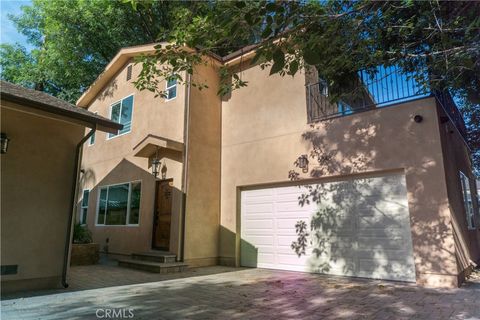 Photo of 6848 Encino, Encino, CA 91406 (MLS # SR25246170)
