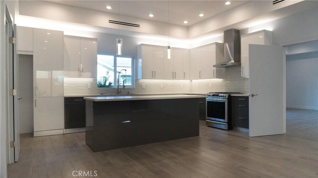 Photo of 6848 Encino, Encino, CA 91406 (MLS # SR25246170)