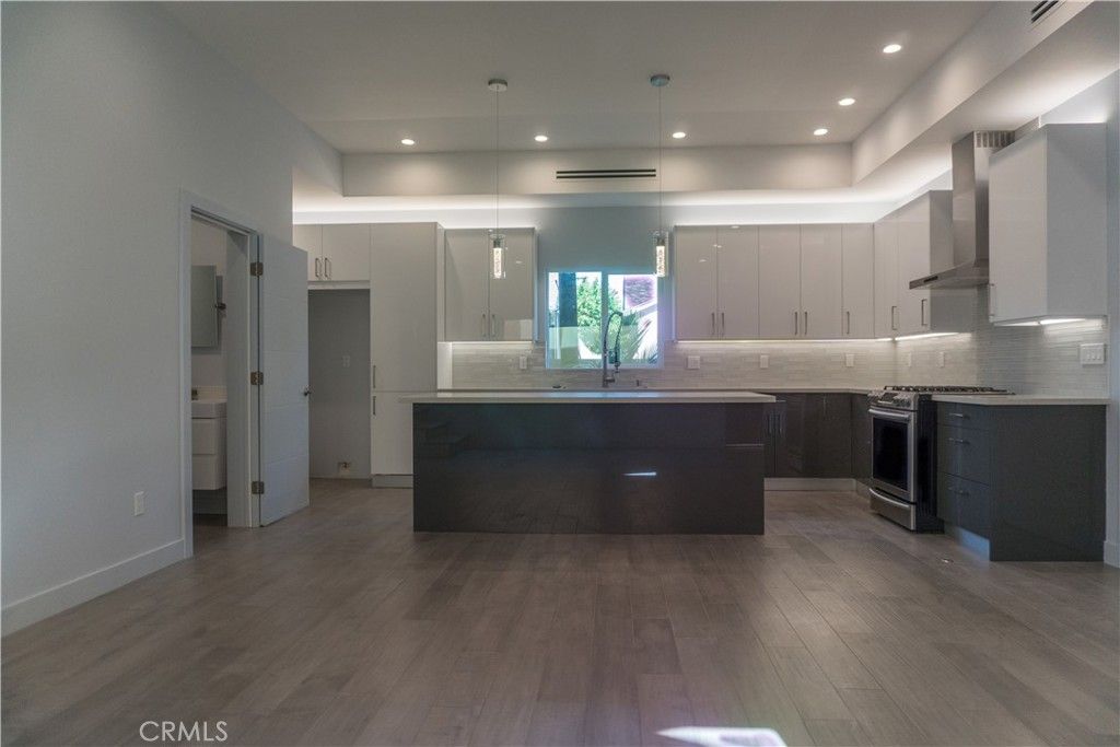 Photo of 6848 Encino, Encino, CA 91406 (MLS # SR25246170)