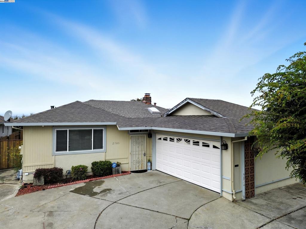 VIEW, VIEW, VIEW. This property has a fantastic view of the bay. One level 3 bed 2 bath on a court with a giant side yard and a fantastic patio to enjoy the view. This house has many upgrades. All reports are available. Please ask. Large bedrooms, hardwood floors in LR and Dining room. Lovely den in the front. you are going to love this property. VIEW. Not many with this feature. Enjoy the view from the SPA.