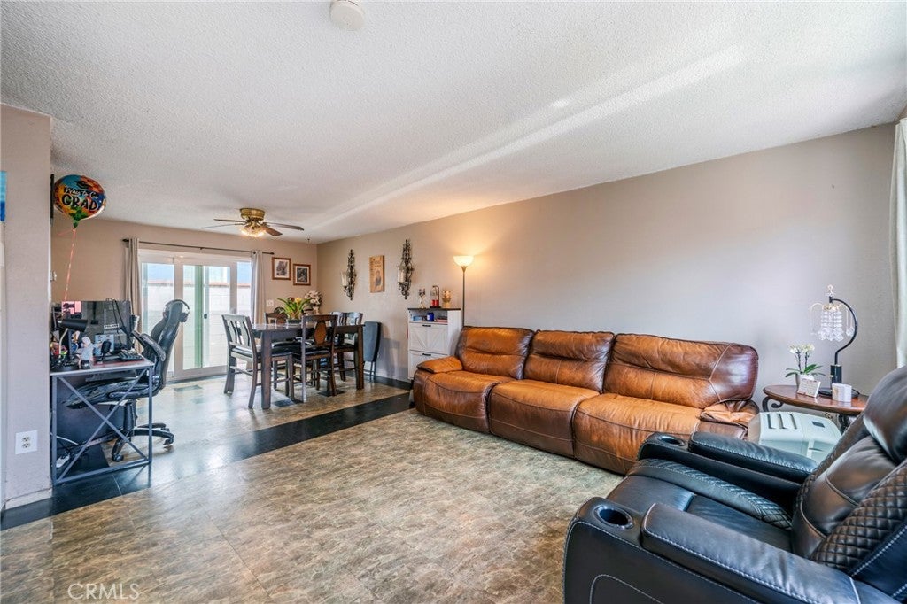 851 W Crestwood