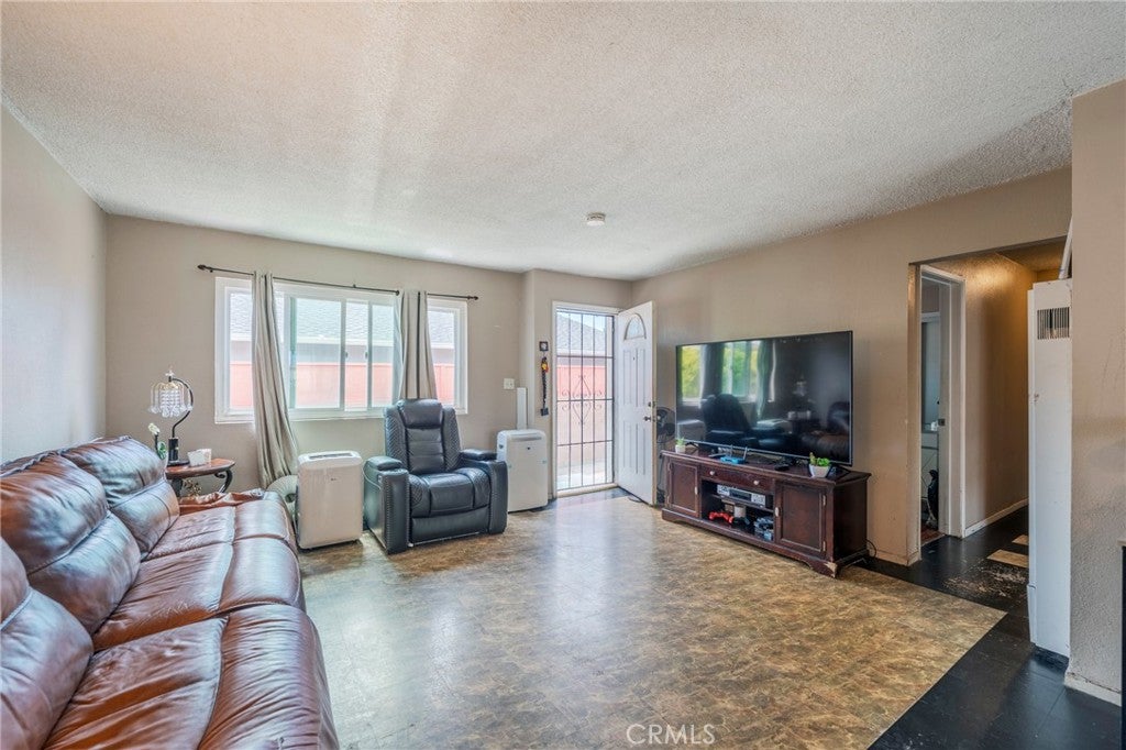 851 W Crestwood