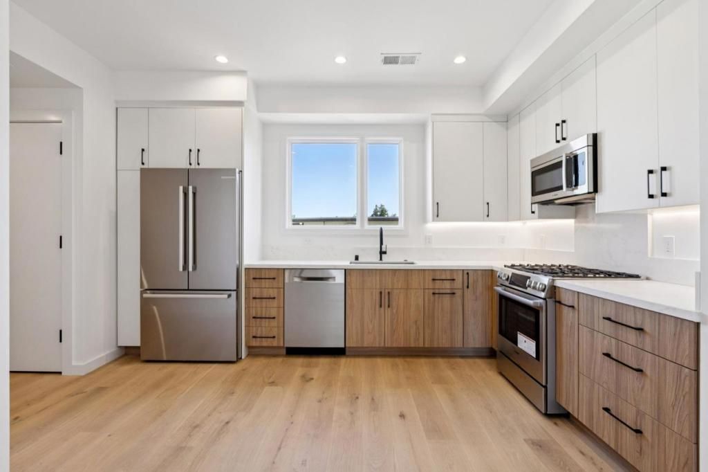 Photo of 1433 Floribunda Avenue #7, Burlingame, CA 94010 (MLS # ML82024799)