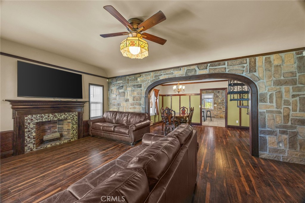 122 E Rosewood Court