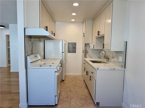 Photo of 410 S Commonwealth Ave #3, Los Angeles, CA 90020 (MLS # DW26079114)