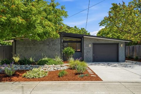 Photo of 237 Edlee Avenue, Palo Alto, CA 94306 (MLS # ML82047213)