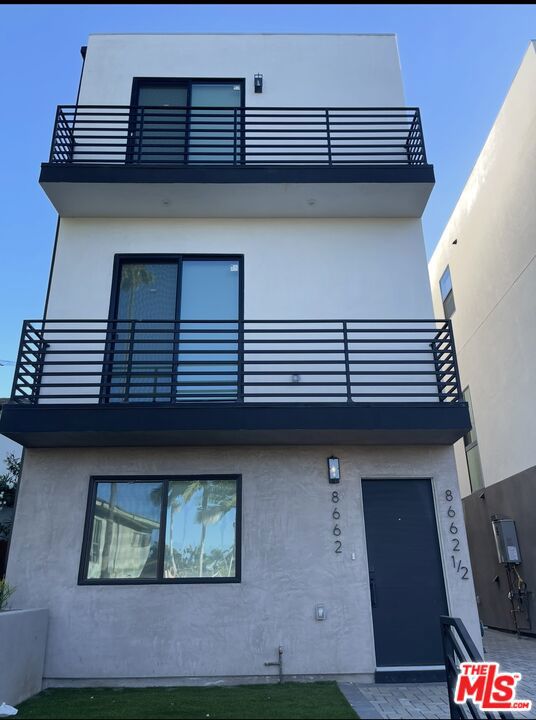 Modern luxury in this stunning tri-level 4BR/4BA home, part of a newly built 2024 duplex in the heart of Mid-City just minutes from Beverly wood and Faircrest Heights. Features include ensuite bedrooms with walk-in closets, a sleek black-and-white kitchen with quartz counters, hardwood floors, private balconies, and in-unit laundry. Enjoy a private front yard, 2-car side-by-side garage, gated entry, and motorized security gate. With a flexible open floor plan and prime location near top dining, nightlife, and freeway access, this home offers elevated city living.