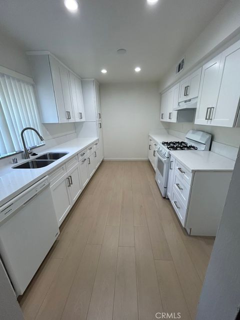 Photo of 260 S 6th Street, Burbank, CA 91501 (MLS # SR26046339)