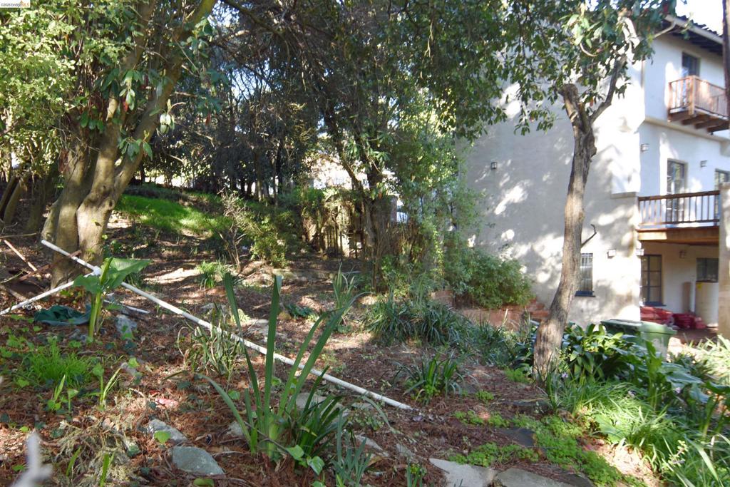 962 Regal Rd