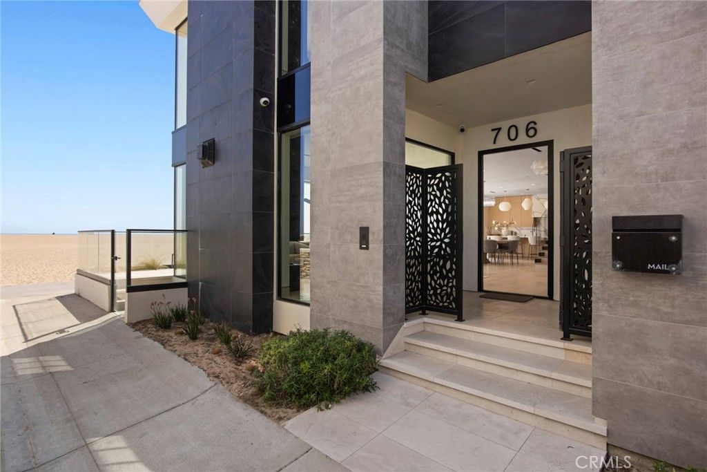 Photo of 706 W Oceanfront, Newport Beach, CA 92661 (MLS # NP25195952)