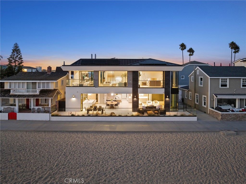 Photo of 706 W Oceanfront, Newport Beach, CA 92661 (MLS # NP25195952)