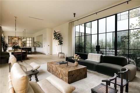 12100 Hillslope Street Studio City CA 91604