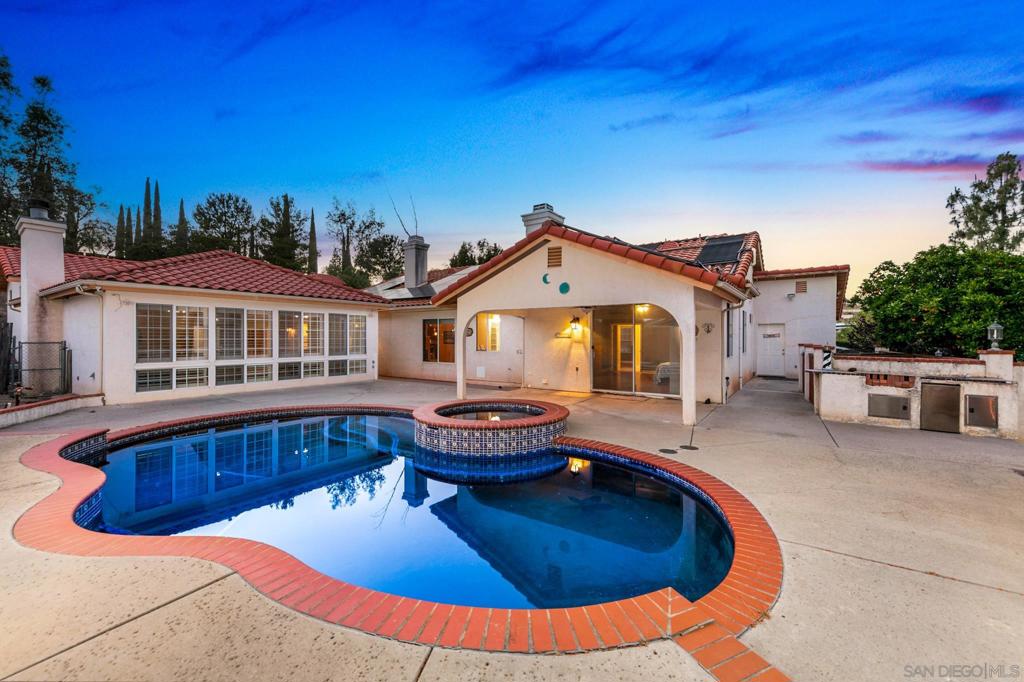 2389 Victoria Circle