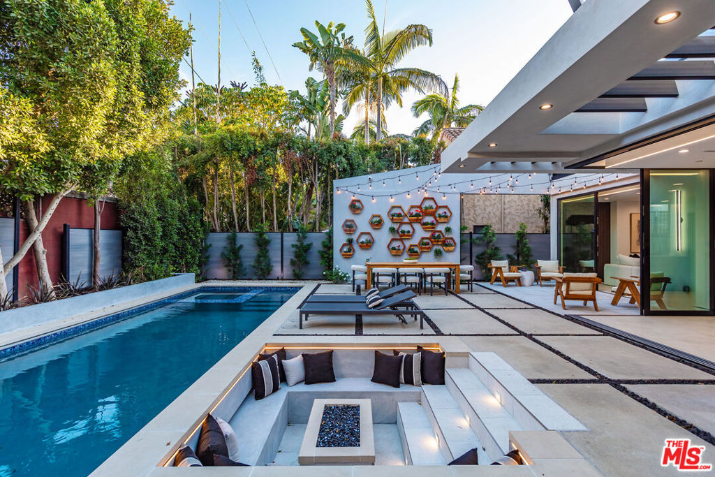 930 N La Jolla Avenue