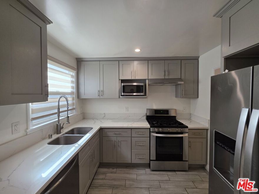 Spacious 1 bedroom/1 bathroom unit on the ground floor in the Belmont Heights area, about few blocks from Long Beach City Beach and one mile east of Long Beach Downtown. Appliances include a refrigerator, gas stove and dishwasher. Washer/dryer in unit. Only street parking is available.