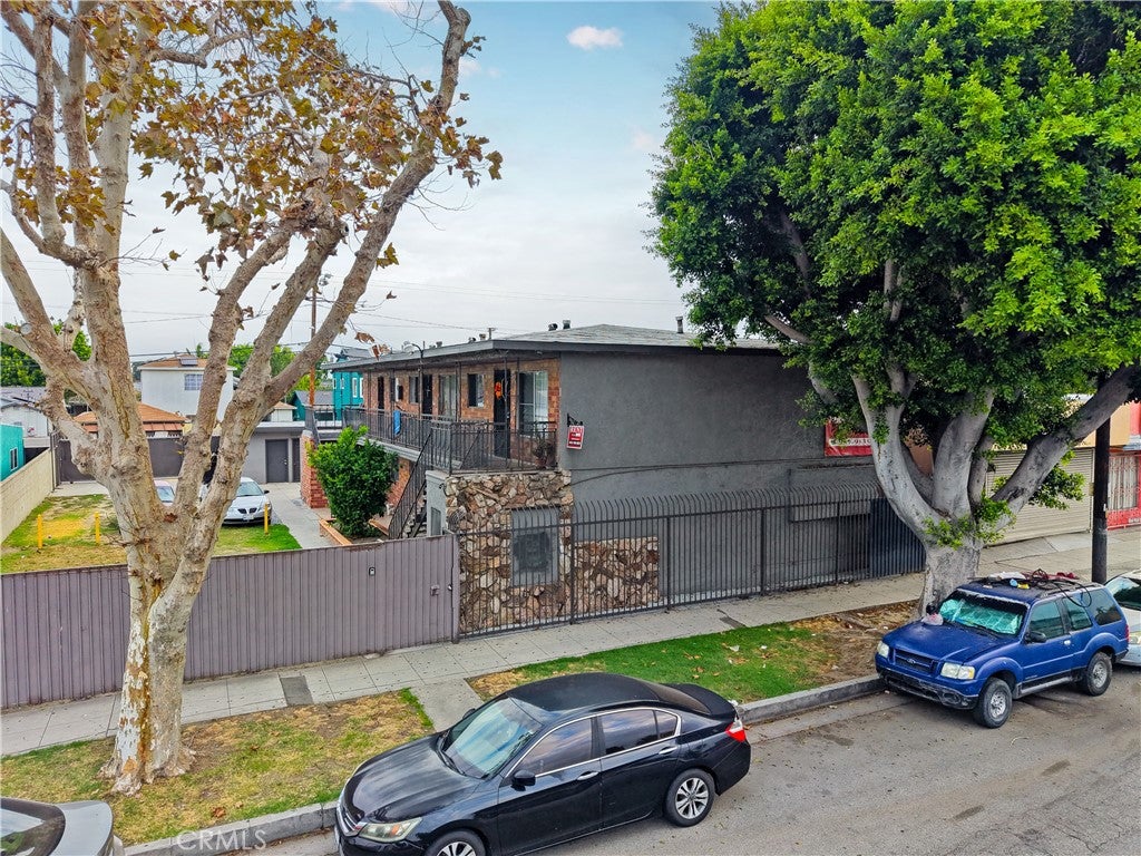 4623 E Compton