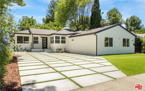 Photo of 19120 Bessemer Street, Tarzana, CA 91335 (MLS # 26831957)