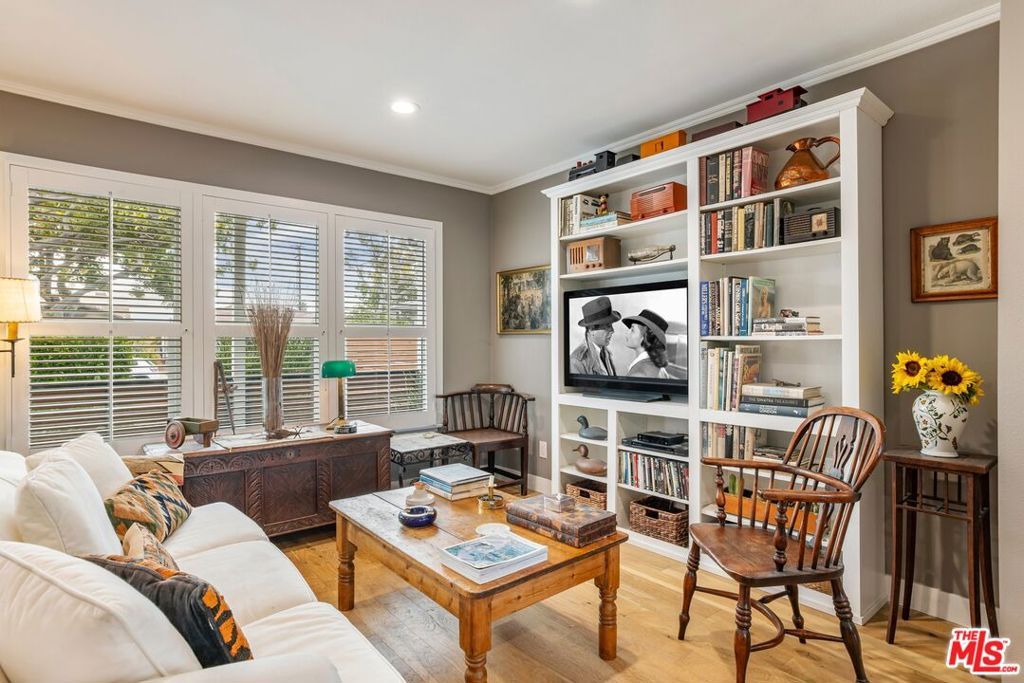 Photo of 11521 Segrell Way, Culver City, CA 90230 (MLS # 25538197)