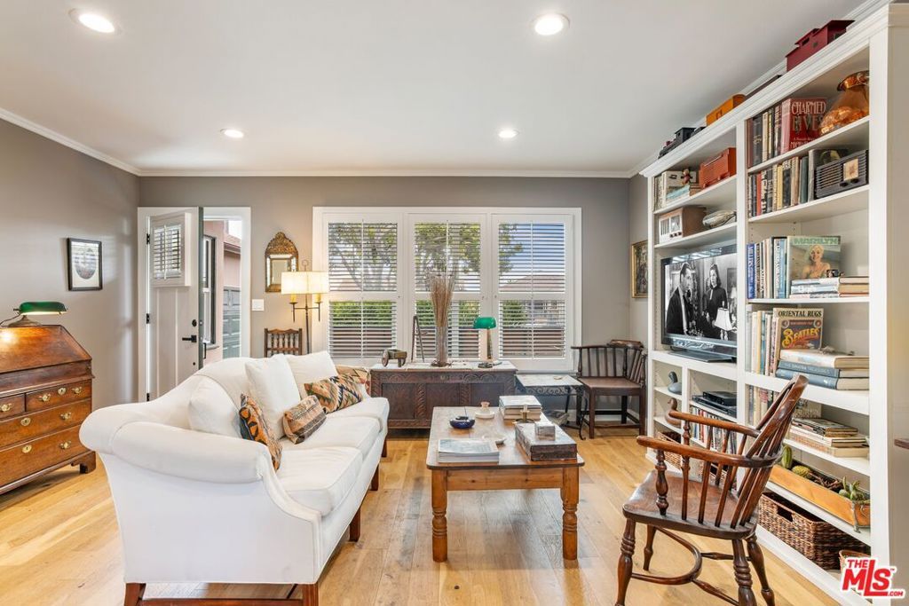 Photo of 11521 Segrell Way, Culver City, CA 90230 (MLS # 25538197)