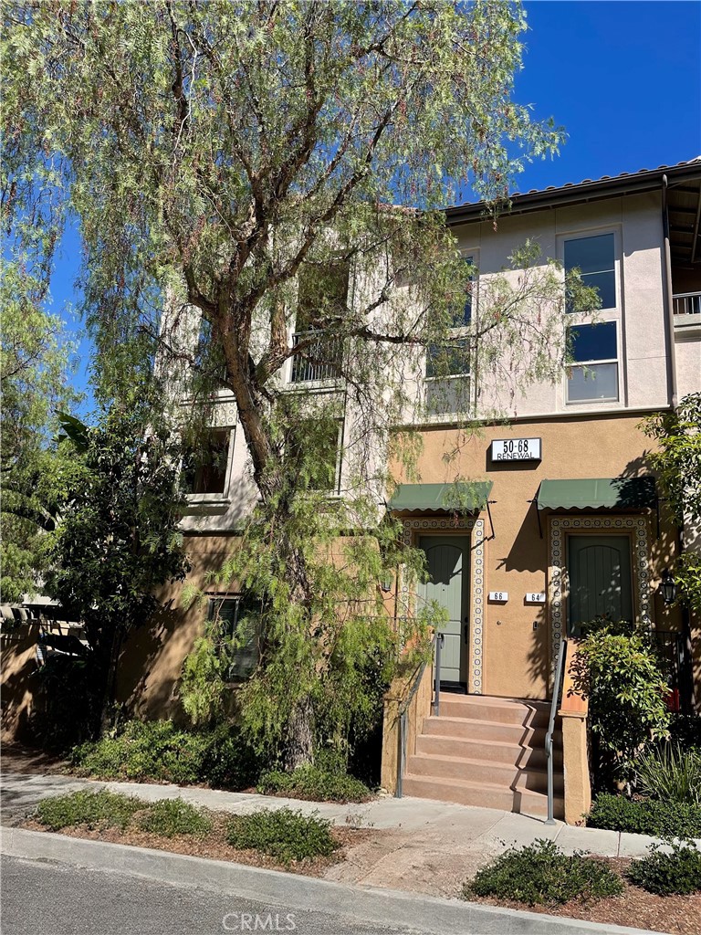 LUXURIOUS PORTOLA SPRINGS CONDO. Beautiful 3 Bedroom 3 Bath home. Portola Springs amenities include basketball courts, tot lots, recreation center, BBQ, tennis courts, 12 neighborhood parks and six community pools. Home is conveniently located only minutes away from OC beaches, restaurants, and shopping. Plus, this home is right around the corner from the 241 and 133 toll roads providing easy access to more than 100 regional, national and international Irvine businesses.
