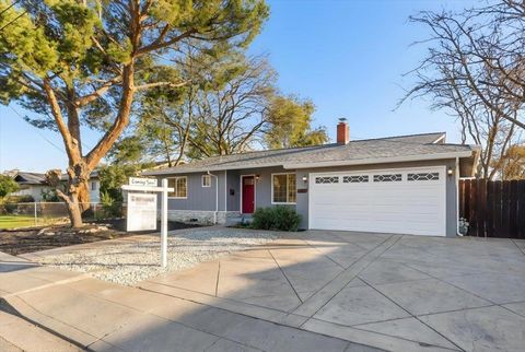 Photo of 7447 7447 Tamarack Dr Dr, Dublin, CA 94568 (MLS # 41123945)