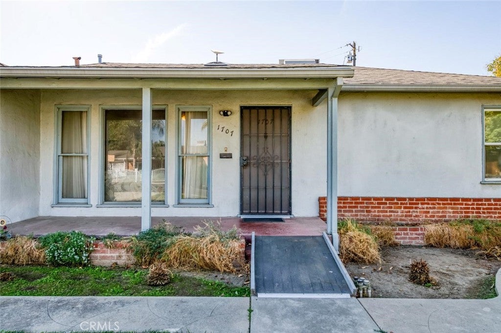 1707 E Metzler