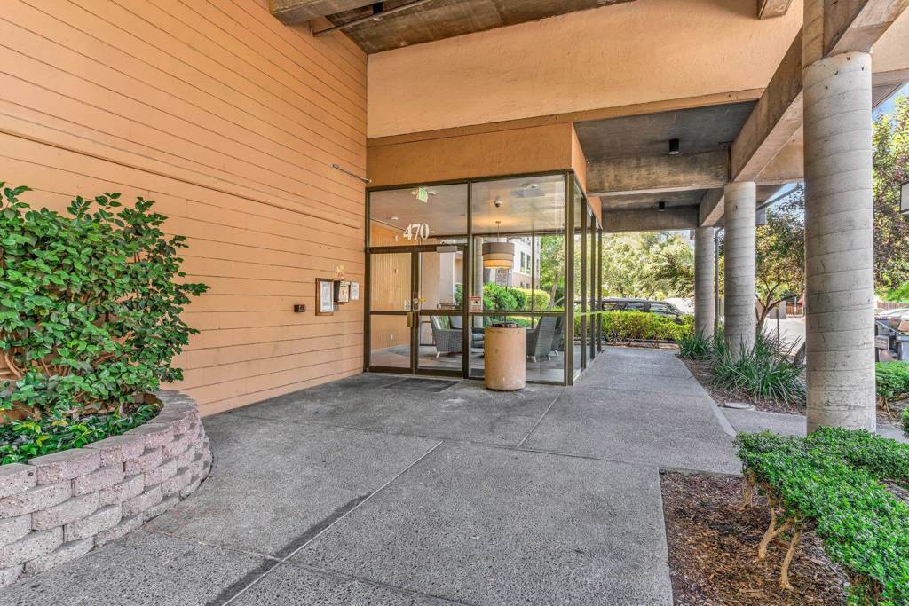 470 470 N Civic Dr 105