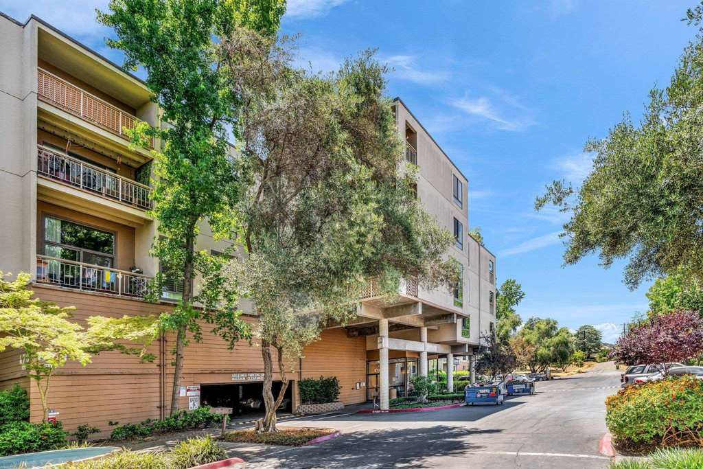 470 470 N Civic Dr 105