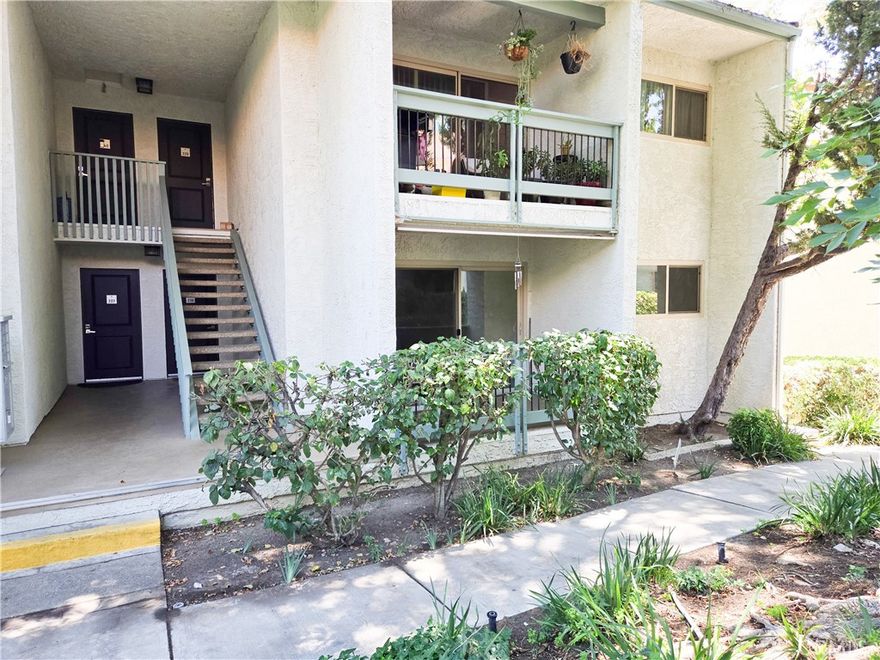 Calabasas 2+2 Condo, 1 story, lower level end unit with plenty of natural sunlight. Features include new quartz counter-tops in the kitchen, new recessed lighting, new flooring, stainless steel appliances & washer/dryer hook-ups. Nestled in the heart of Calabasas within the Oak Park Condominiums, this amazing community offers a pool & spa, gym, clubhouse & beautiful lush green landscaping adjacent to Calabasas Lake. Conveniently located across the street from the Calabasas Commons & close to Old Town Calabasas. In the award winning Las Virgenes school district, including Calabasas High School. Close to restaurants, short drive to the beach & easy access to 101 freeway. 2 Covered parking spots very close to unit along with storage. This is your opportunity to live the Calabasas lifestyle.