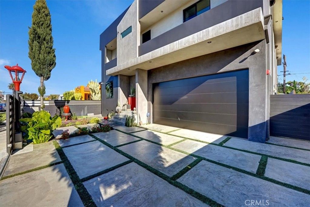 Photo of 2012 S Curson Ave, Los Angeles, CA 90016 (MLS # SR25228849)