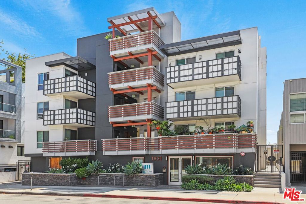 Welcome to Sawtelle Pearl by Wiseman, located in West LA. This community has thirty units and features one-bedroom apartment homes ranging from 571-585 Sq Ft.