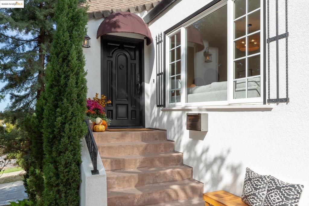 Photo of 542 Midcrest Rd, Oakland, CA 94610 (MLS # 41115129)
