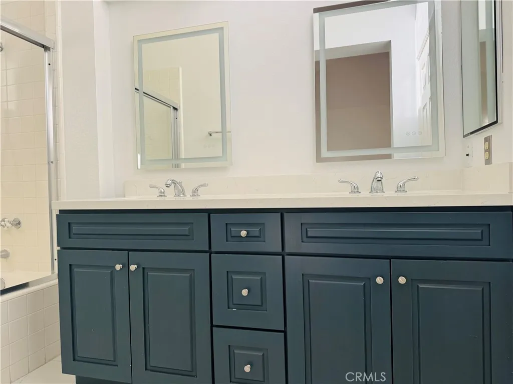 Irvine, California 92614, United States, 2 Bedrooms Bedrooms, ,2 BathroomsBathrooms,Residential,Pending,184530