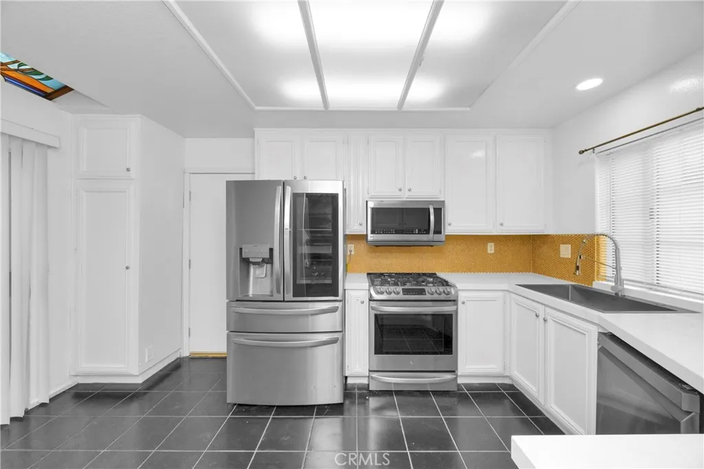 Irvine, California 92614, United States, 2 Bedrooms Bedrooms, ,2 BathroomsBathrooms,Residential,Pending,184530