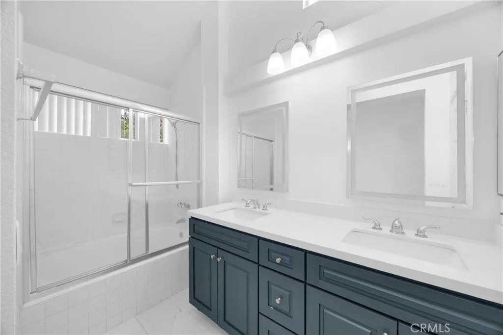 Irvine, California 92614, United States, 2 Bedrooms Bedrooms, ,2 BathroomsBathrooms,Residential,Pending,184530