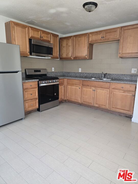 Renovated 3 bed + 1 bath unit with washer & dryer hookup inside the unit. Minutes from the brand new NFL LA RAMS stadium, public transportation and Inglewood. All utilities are to be paid the tenants. Only small pets are allowed. The unit is approximated to be around 900 sq ft. This house consists of 3 individual units with individual entrances.