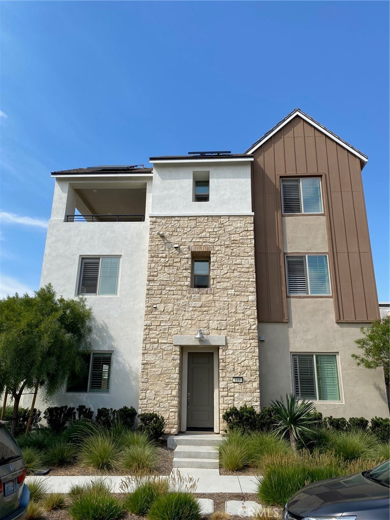 Stand alone condominium located within the Great Park in Irvine, 5 minutes walk to the Cadence Park School (K-8) and 15 min walk to Portola High School (9-12). this is a 4 beds, 3.5 bath and 2815 sf condo has three floors with an observation deck. This is an end unit so there is no common wall with neighbors, beside only share one wall in the garage. Huge back yard with 4183 sf, a rare find within the GP area. One bedroom at 1st Floor and 3 Beds in the 2nd Floor. There is a den/office in the Third Floor and a huge balcony. full kitchen appliances including gas range, hood, dishwasher, microwave and oven, refrigerator and many more!
The great park is the master planned community in Irvine since 2010 and started development in 2011. It has residential and commercial facilities, sports complex and entertainment/recreation facilities all within the 2400 acres of space. Irvine Spectrum is right next to the Great Park and many new office structures nearby. It is so convenient to live and work in the GP area, easy access to South coast plaza, fashion island and Laguna Beach.