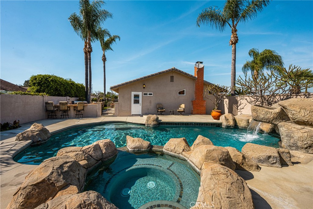 3158 N Beechwood Street