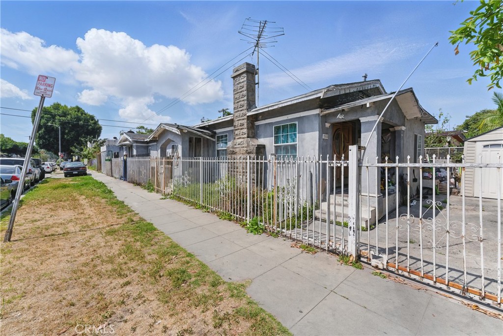 I proudly present to you this charming 2 Unit property in a well established neighborhood of Los Angeles. Don’t miss this incredible investment opportunity! This duplex offers two spacious units, each featuring 2 bedrooms and 1 bathroom, perfect for owner-occupants or savvy investors. Situated just minutes from downtown Los Angeles, this property boasts a prime location with easy access to schools, supermarkets, transportation and more. Whether you choose to live in one unit and rent out the other, or lease both for maximum income potential, this duplex is brimming with possibility and upside. With strong rental demand in the area and room for updates, this property offers both immediate value and long-term growth. Schedule your showing today and explore the potential this duplex has to offer!