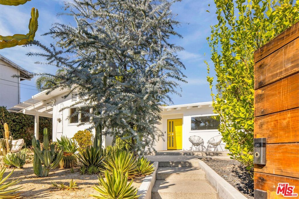 Photo of 5108 Escobedo Drive, Woodland Hills, CA 91364 (MLS # 25594333)