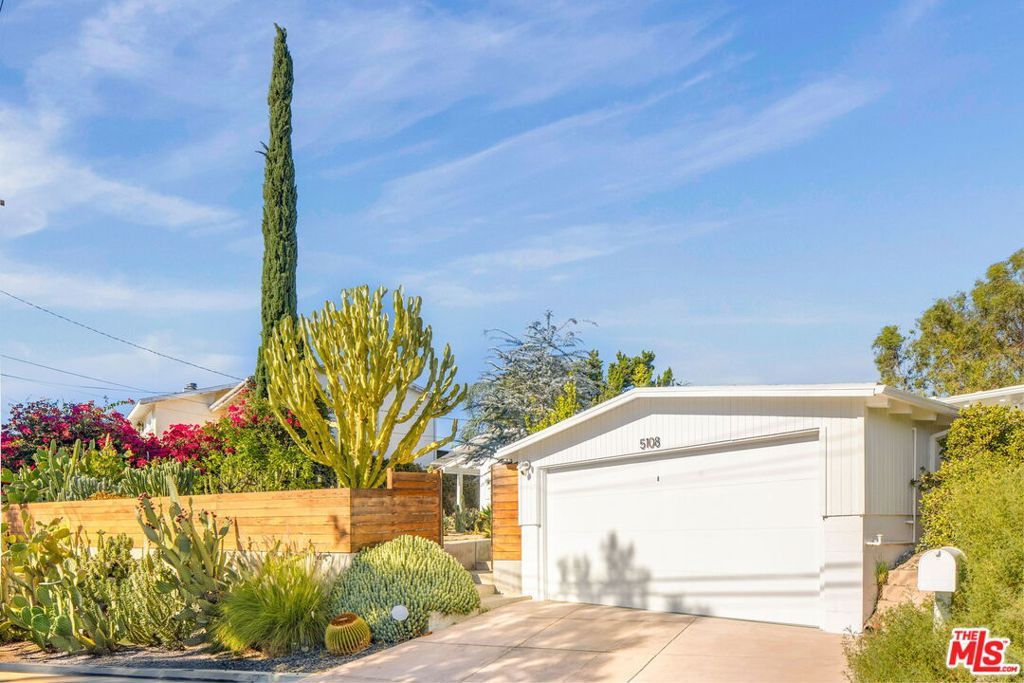 Photo of 5108 Escobedo Drive, Woodland Hills, CA 91364 (MLS # 25594333)
