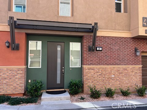 Beautiful Corner Tri-Level Townhome with Modern Upgrades, Private Balcony, & Attached 2-Car Garage. Welcome to this stunning tri-level corner townhome offering both comfort and convenience. Featuring two generously sized bedrooms and two and a half bathrooms with 1260 Square feet filled with natural light, the primary suite includes a spacious walk-in closet for added luxury. Enjoy an open-concept living area designed for entertaining, complete with a gourmet kitchen boasting a granite island with breakfast bar, stainless steel appliances, abundant cabinetry, and granite countertops. The seamless flow between the kitchen, dining area, and family room creates an inviting and functional space. Additional features include an in-unit washer and dryer, a two-car attached garage, and a private balcony just off the kitchen perfect for morning coffee or evening relaxation.