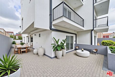 Photo of 1108 Queen Anne Place, Los Angeles, CA 90019 (MLS # 26635613)