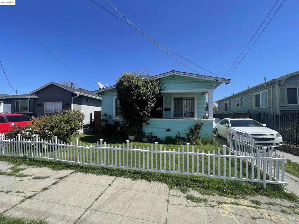 A delightful home occupied by a long-term tenant, bathed in natural light from every direction. Features include an eat-in kitchen, laundry hookups, a single-car garage with additional tandem parking, and a backyard perfect for entertaining.