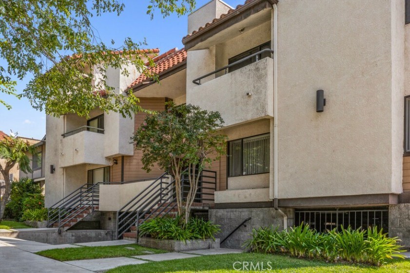 Experience this newly remodeled townhouse featuring two master bedrooms and 2.5 baths. Enjoy high ceilings and a spacious layout, complemented by a stunning rooftop patio with scenic views.
Key Features:
Central AC for year-round comfort.
In-unit washer and dryer.
Two dedicated parking spots.
Brand new flooring and appliances.
Recessed lighting throughout.
Freshly painted interior.
Located within walking distance to a variety of convenience stores and just minutes from downtown Burbank and Glendale, this property offers easy access to all major amenities.
This luxury unit is situated in a safe, quiet building and awaits its new resident. Don’t miss this opportunity for upscale living in a prime location.