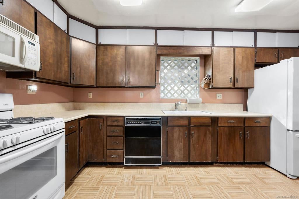 Properties 2 606 Tangerine Dr